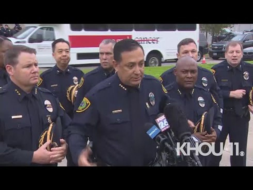 👮‍♀️ Officer Murdered! Support Houston Police Chief Art Acevedo!  Share this post which tells the whole story and has a video of the chief too. #StopTheNRA #SenJohnCornyn #SenJoniErnst #SenTedCruz #StopMoscowMitch #SupportVAWA #StopTheGOP https://t.co/lyXMwuVO6k