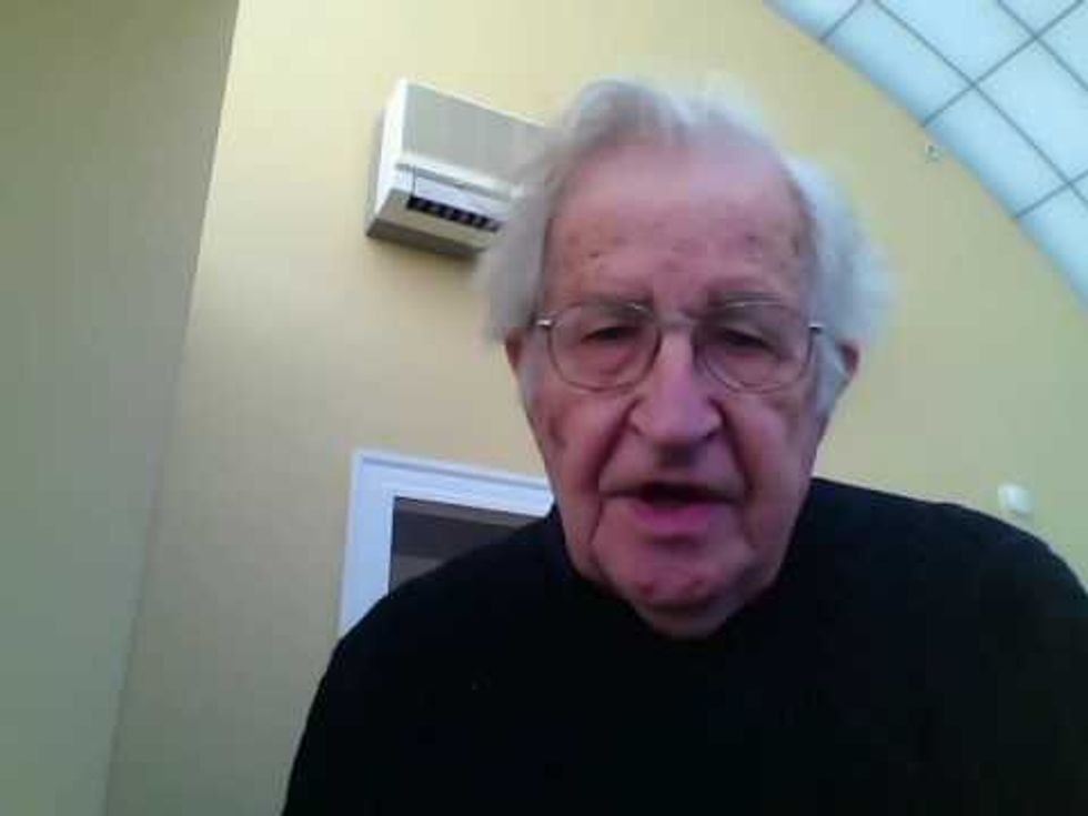 Noam Chomsky strongly urges Obama to carry out this necessary step to prevent Trump from deporting millions. https://t.co/iIQGXS7khi