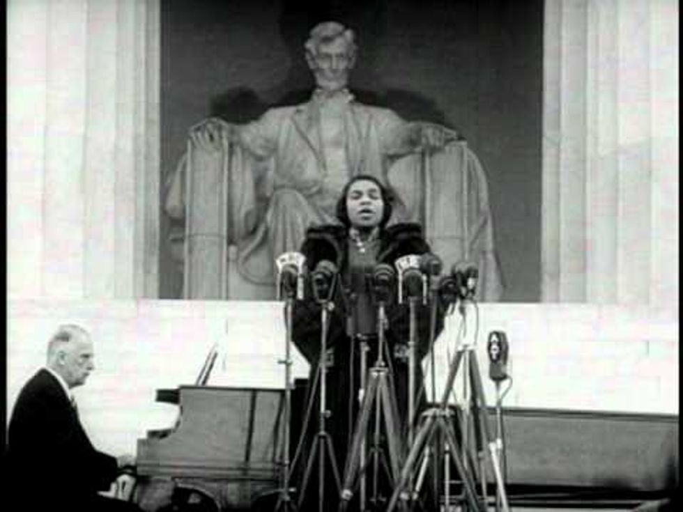 Posting this short video of Marian Anderson singing at the Lincoln Memorial in 1939, so that our most recent memory of that wonderful tribute to American freedom and greatness isn't our current pathetic president, perched on a chair, lying to Fox News. 
https://t.co/77UbA4PxSa